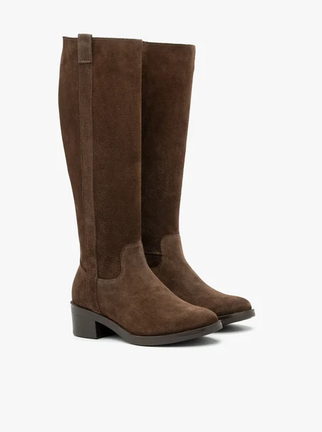 Braune Stiefel mit schmalem Schaft