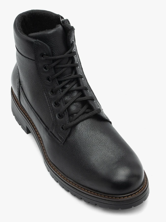 Schwarz genarbte Lederstiefel