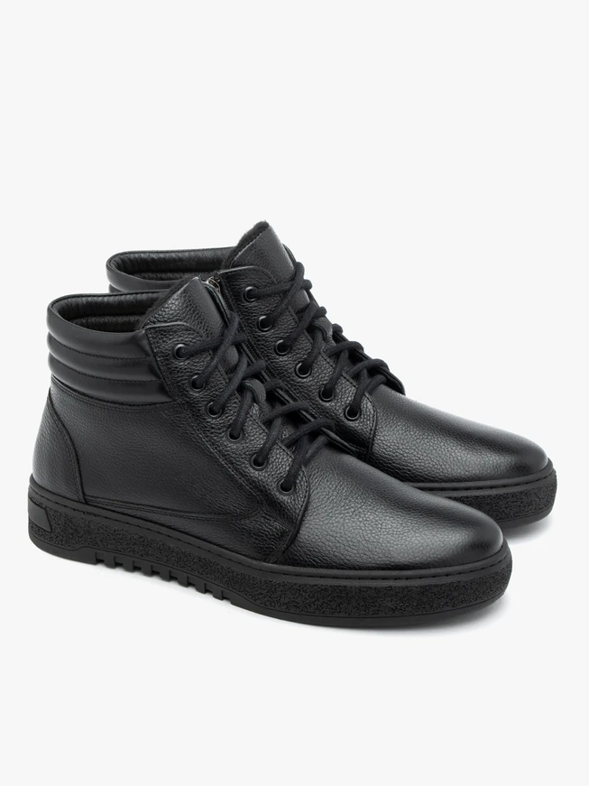 Schwarz genarbte Lederstiefel