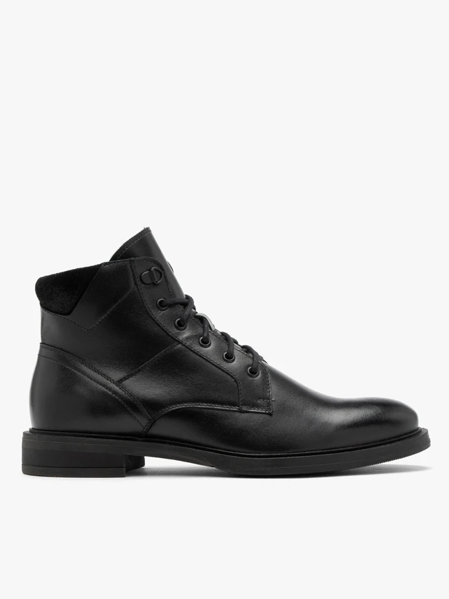 Schwarze Herrenstiefel mit Ziernähten auf dem Schaft