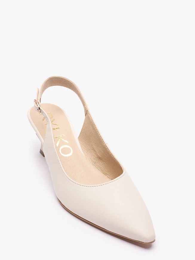 Cremefarbene Slingback-Pumps ohne Absatz