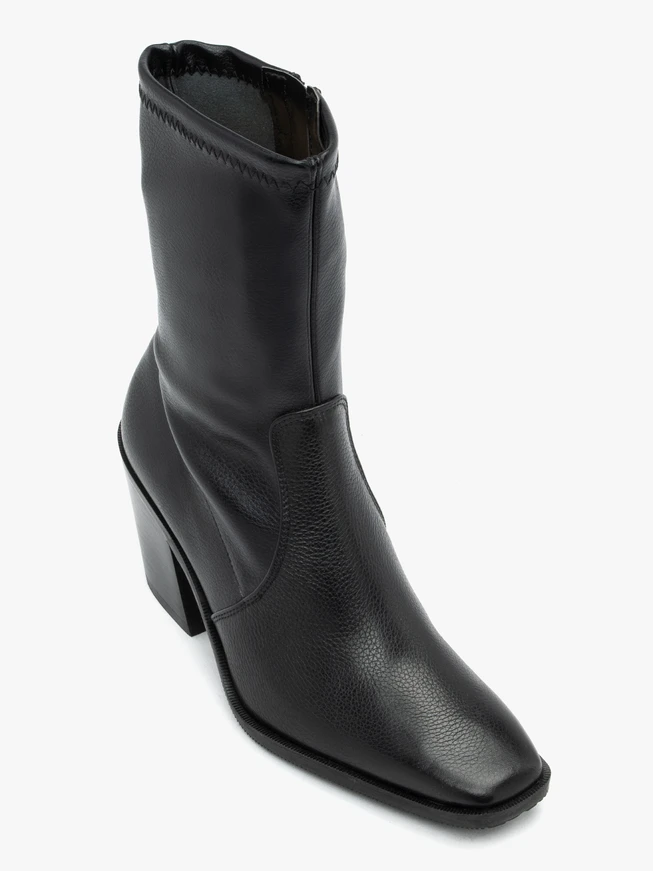 Schwarzer höherer Stiefel mit elastischem Schaft