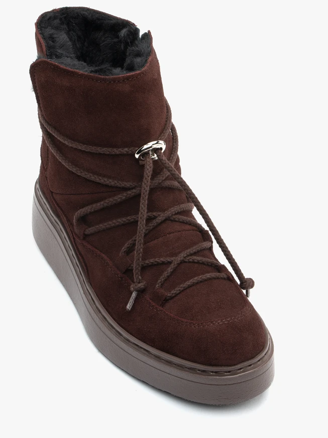 Maroon lace-up platform snow boots