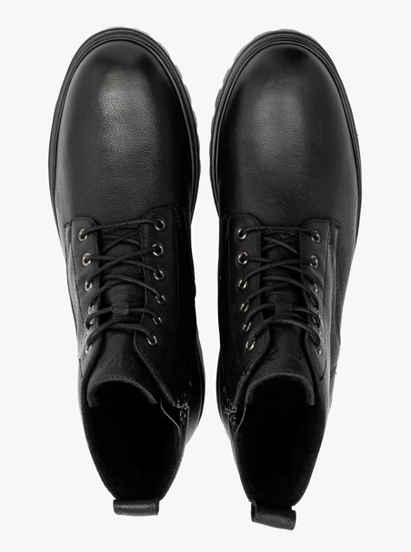 Schwarze Herrenstiefel auf leichter Traktorsohle