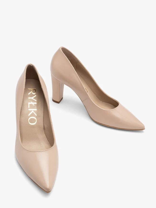 Beigefarbene Pumps mit klobigem Stilettoabsatz
