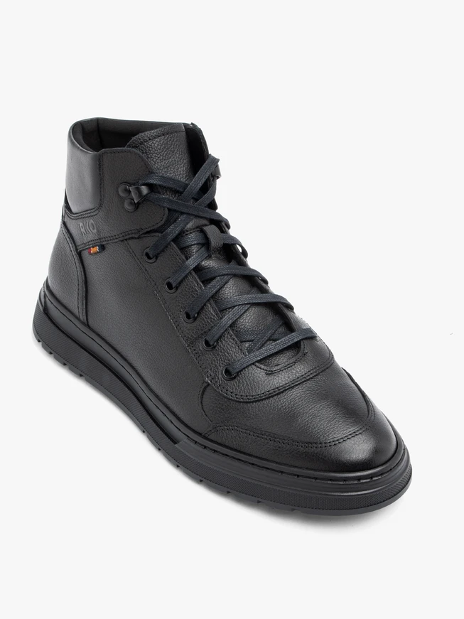 Schwarze isolierte Stiefel