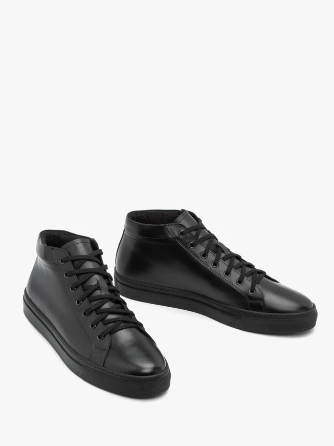 Schwarze Sportschuhe