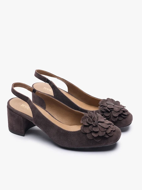 Dunkelbraune Slingback-Pumps ohne Absatz mit Blumenverzierung