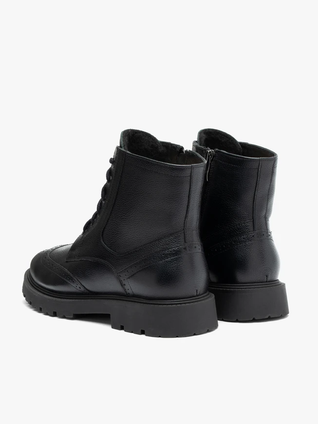Schwarze Lederstiefel mit Perforationen