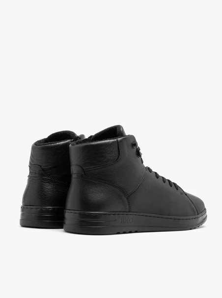 Black insulated men’s boots with lightweight sole