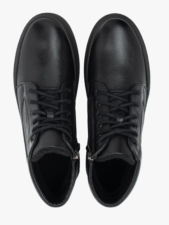 Schwarz genarbte Lederstiefel