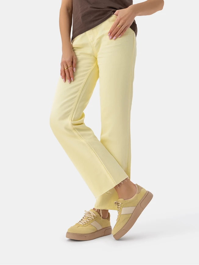 Leuchtend gelbe Turnschuhe aus Leder und Velours