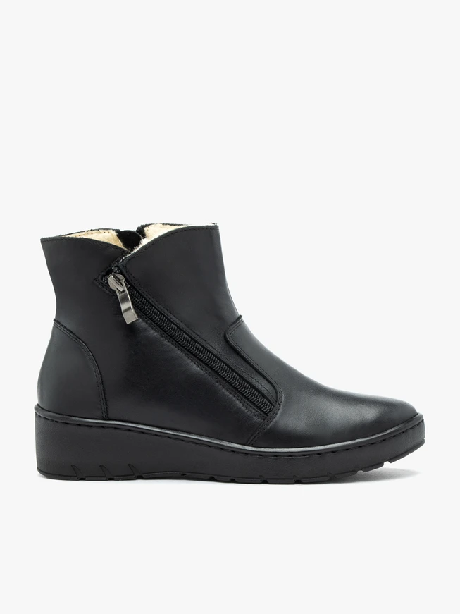 Isolierte Stiefel aus schwarzem Schafsleder