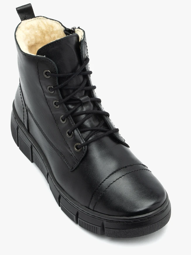 Isolierte Stiefel aus schwarzem Schafsleder