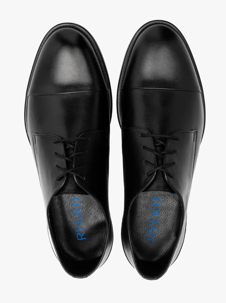 Schwarze Halbstiefel mit dekorativer Zehenkappe