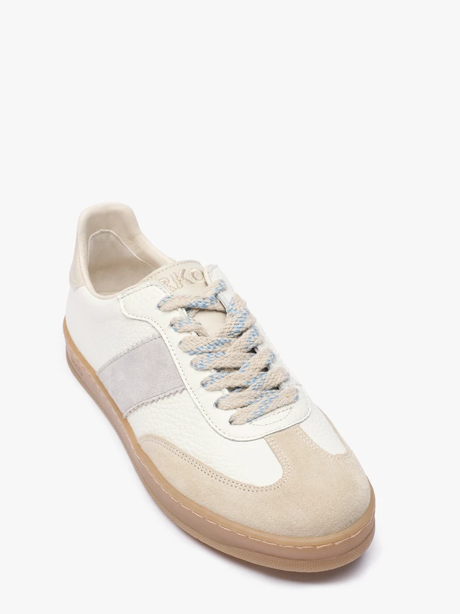 Cremefarbene Turnschuhe mit grauem Riemen