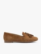 Braune Mokassins mit einer Clutch