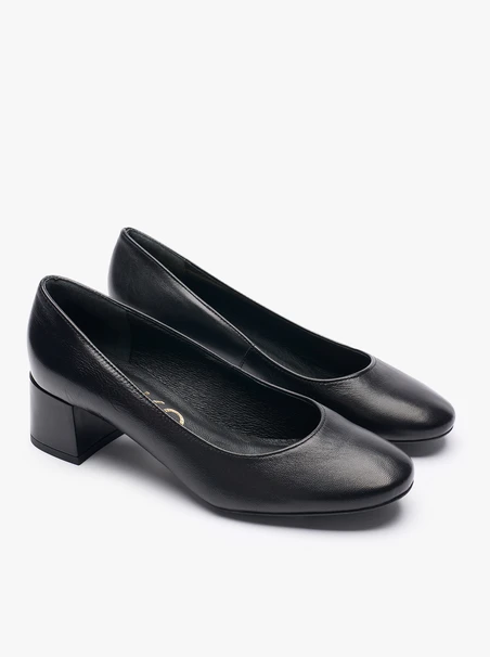 Schwarze klassische Pumps aus genarbtem Leder