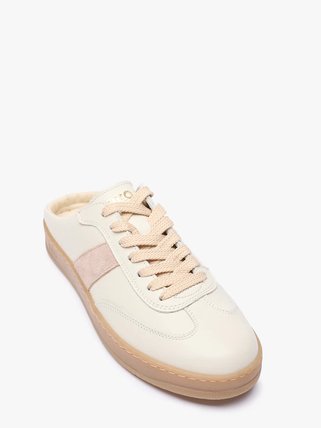 Heillose cremefarbene Turnschuhe