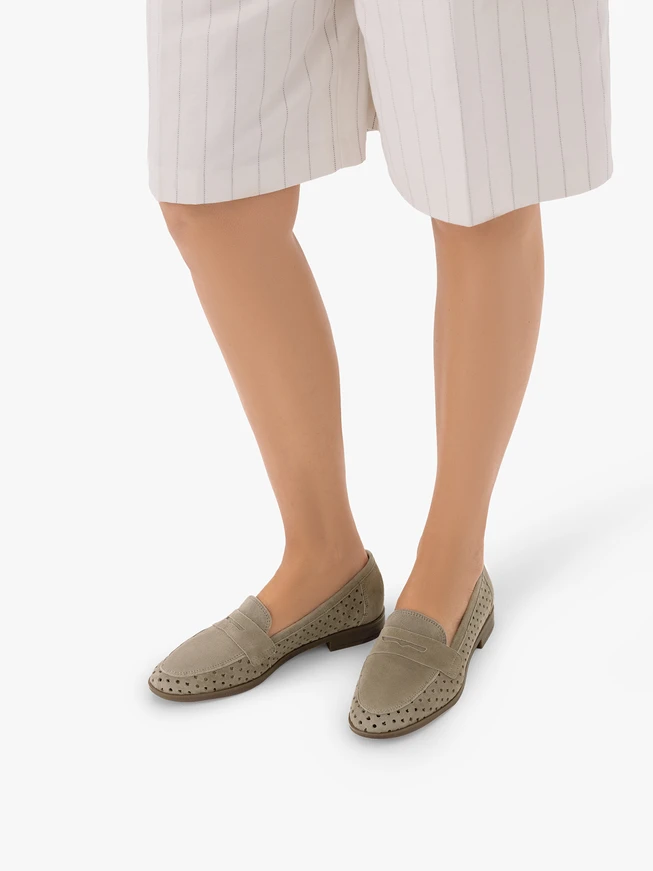 Mokassins in Olive mit Perforationen