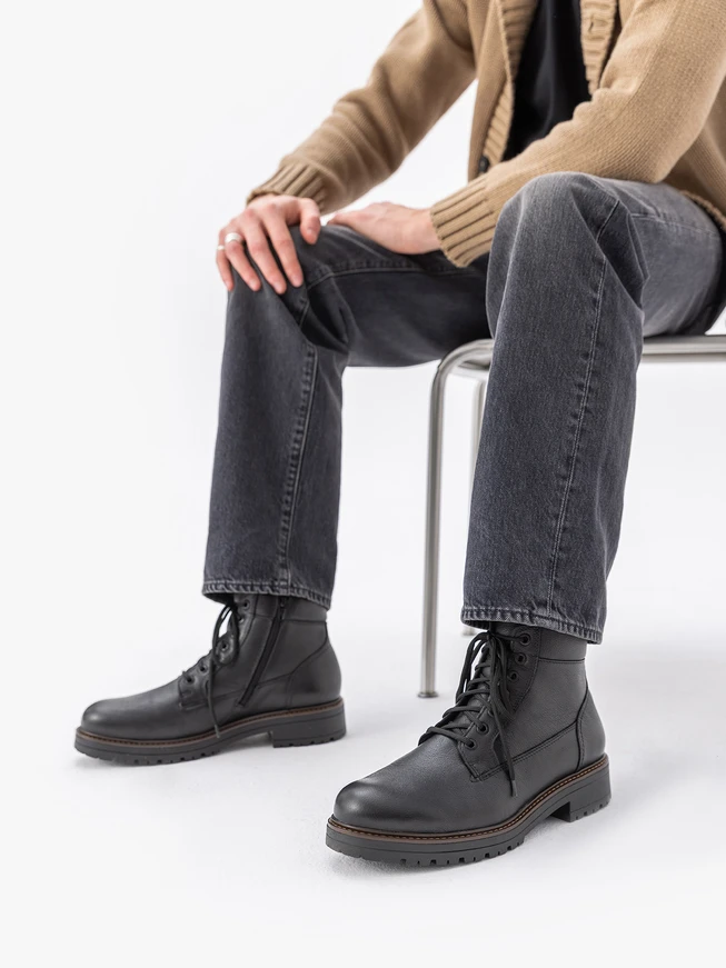 Schwarz genarbte Lederstiefel