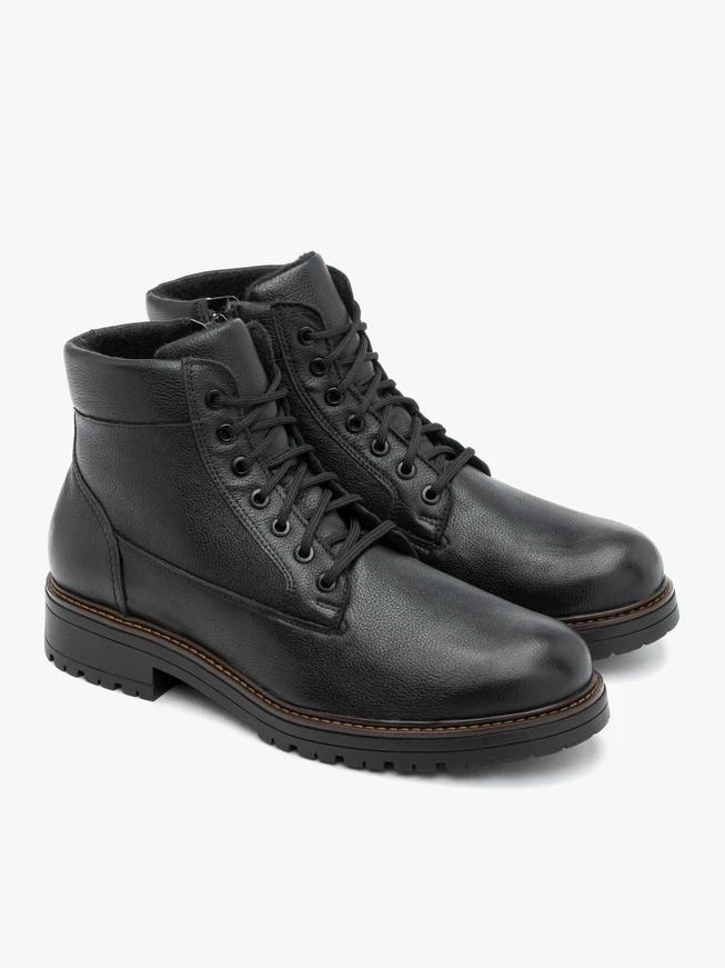 Schwarz genarbte Lederstiefel