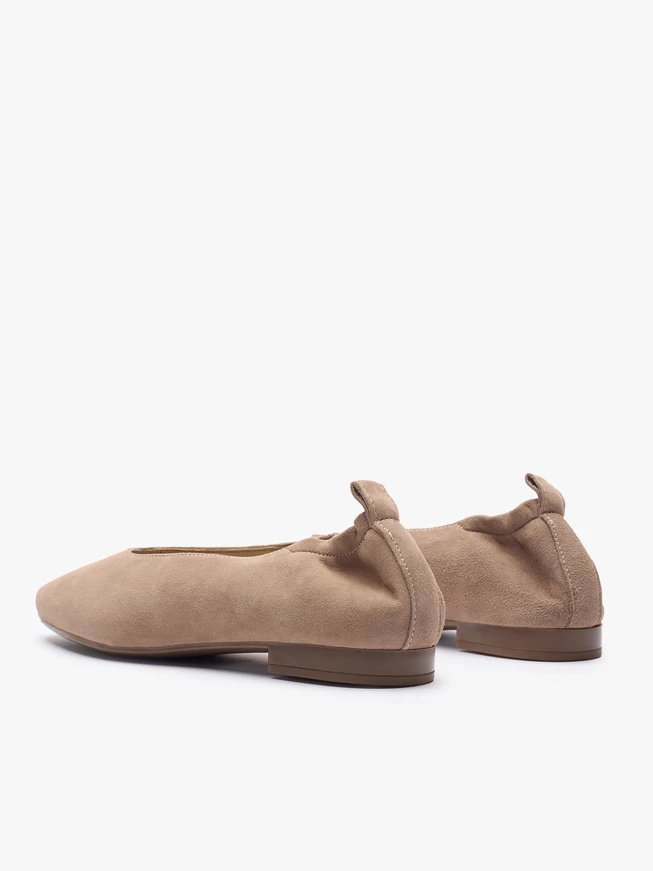 Beigefarbene Ballerinas mit Gummiband und eckiger Spitze