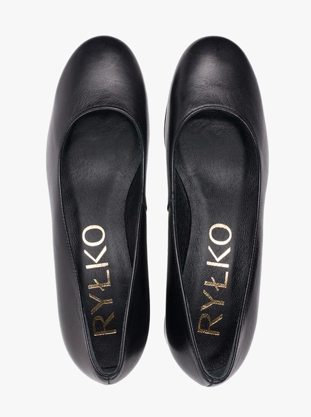 Schwarze klassische Pumps aus genarbtem Leder