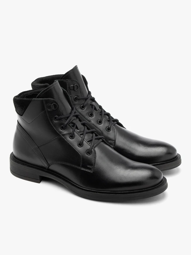 Schwarze Herrenstiefel mit Ziernähten auf dem Schaft
