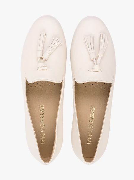 Cremefarbene Mokassins mit einer Clutch