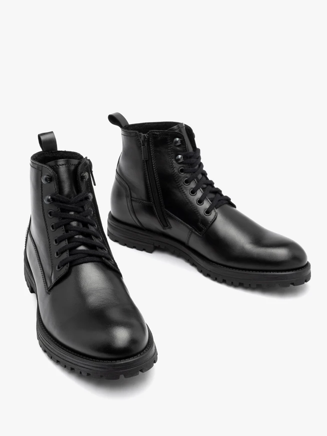 Schwarze Stiefel auf Traktionsboden aus Naturkautschuk
