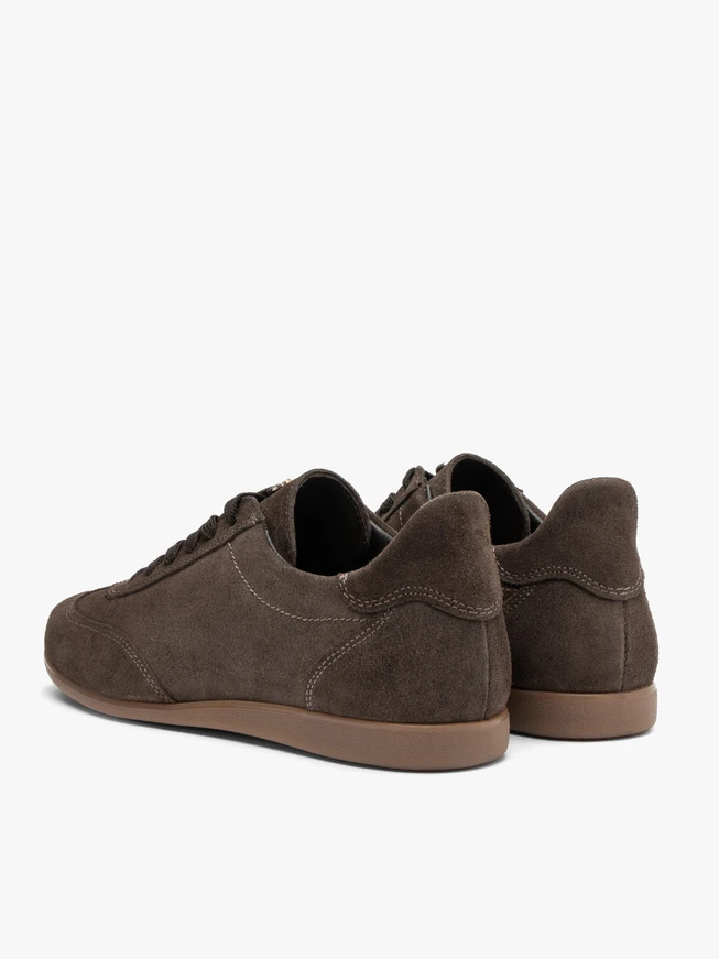 Sporthalbschuhe aus Veloursleder in Schokolade