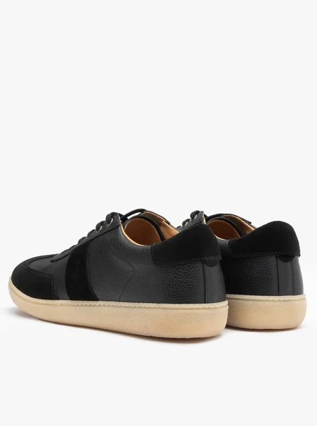 Schwarze Herren-Turnschuhe aus Leder mit hellem Boden