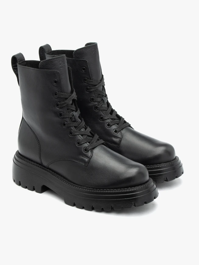 Schwarz genarbte Lederstiefel