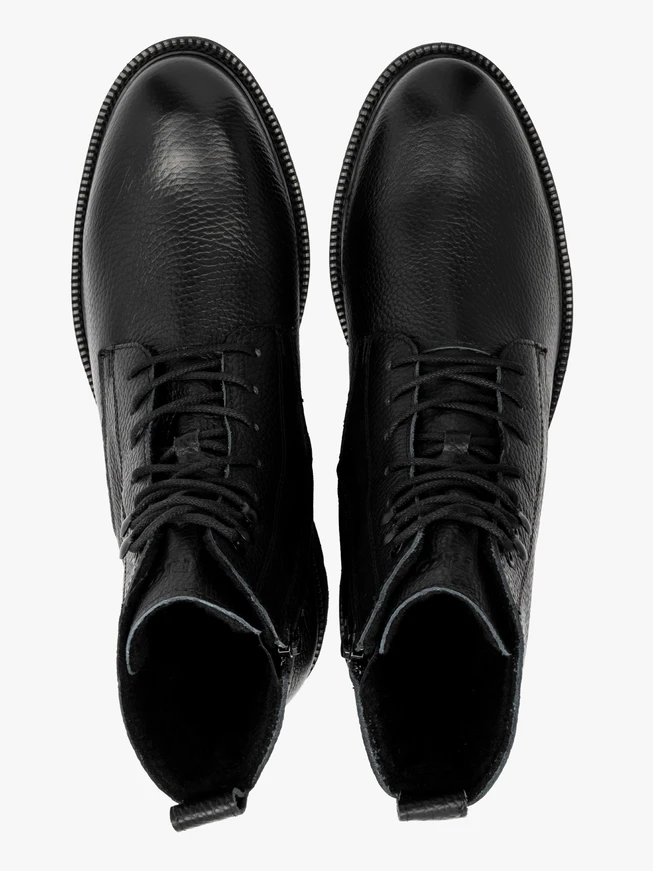 Black men's sneakers on a lightweight base