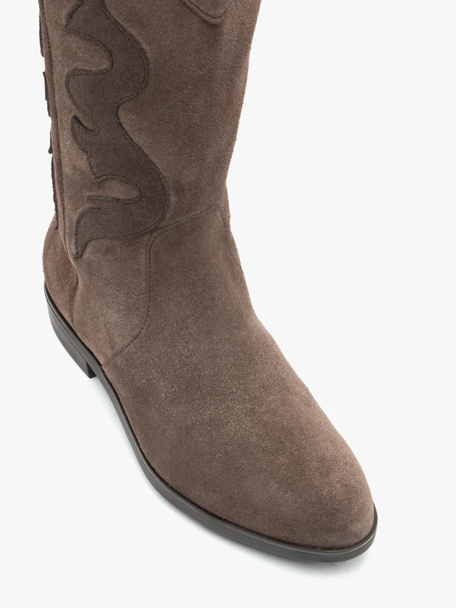 Braune Cowboystiefel mit dekorativer Stickerei
