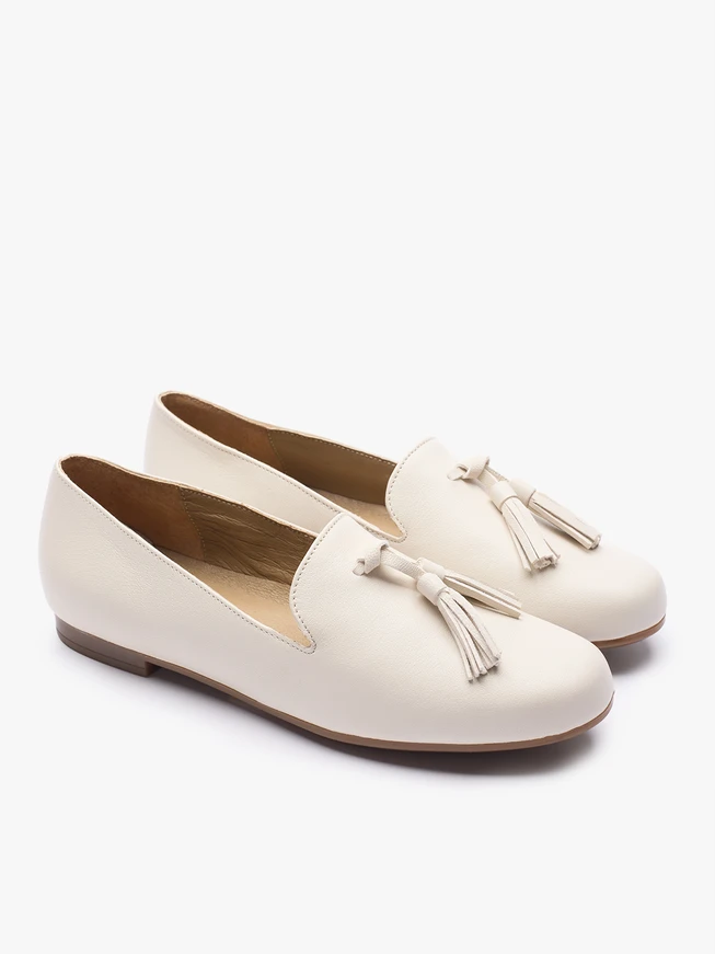 Cremefarbene Mokassins mit einer Clutch