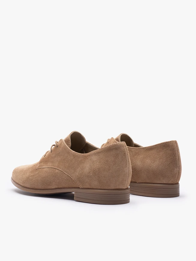 Halbschuhe aus hellbraunem Veloursleder zum Schnüren