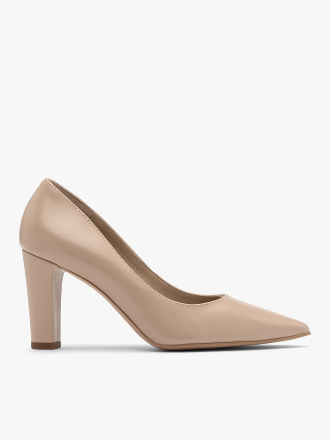 Beigefarbene Pumps mit klobigem Stilettoabsatz