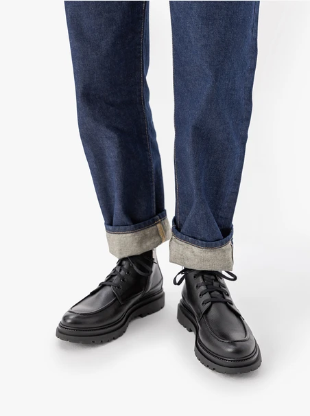 Schwarz genarbte Lederstiefel