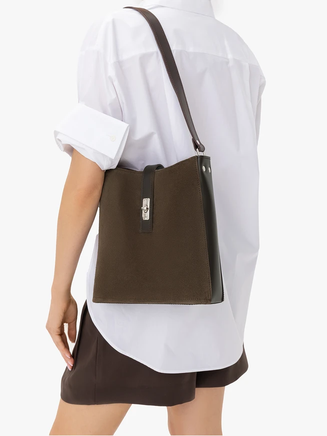 Dunkelbraune mittelgroße Tasche mit Schnalle