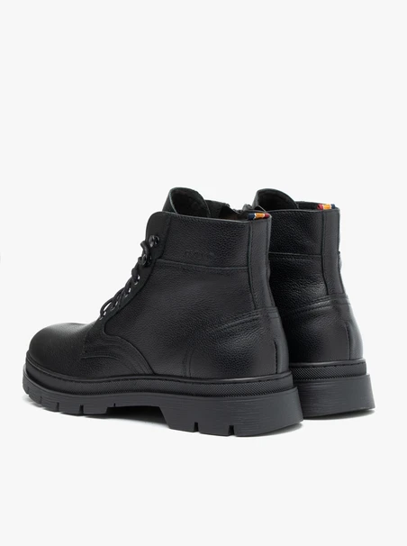 Schwarz genarbte Lederstiefel