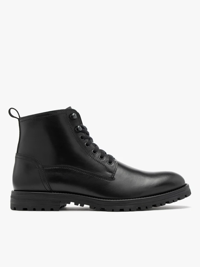 Schwarze Stiefel auf Traktionsboden aus Naturkautschuk
