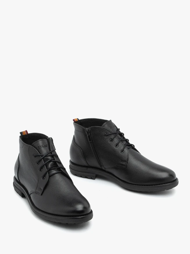 Schwarz genarbte Lederstiefel