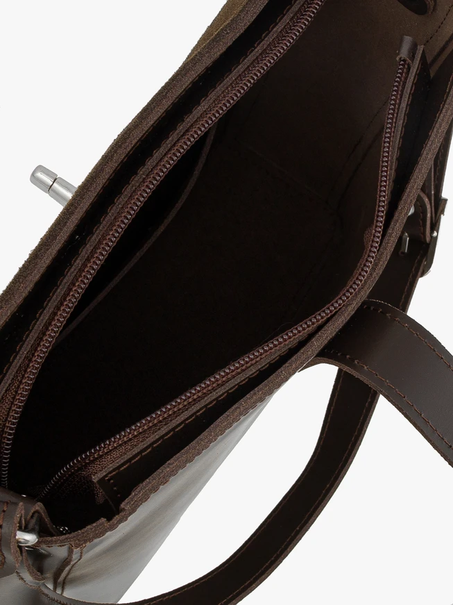 Dunkelbraune mittelgroße Tasche mit Schnalle
