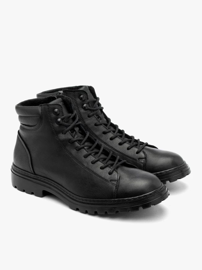 Black men’s boots with decorative stitching