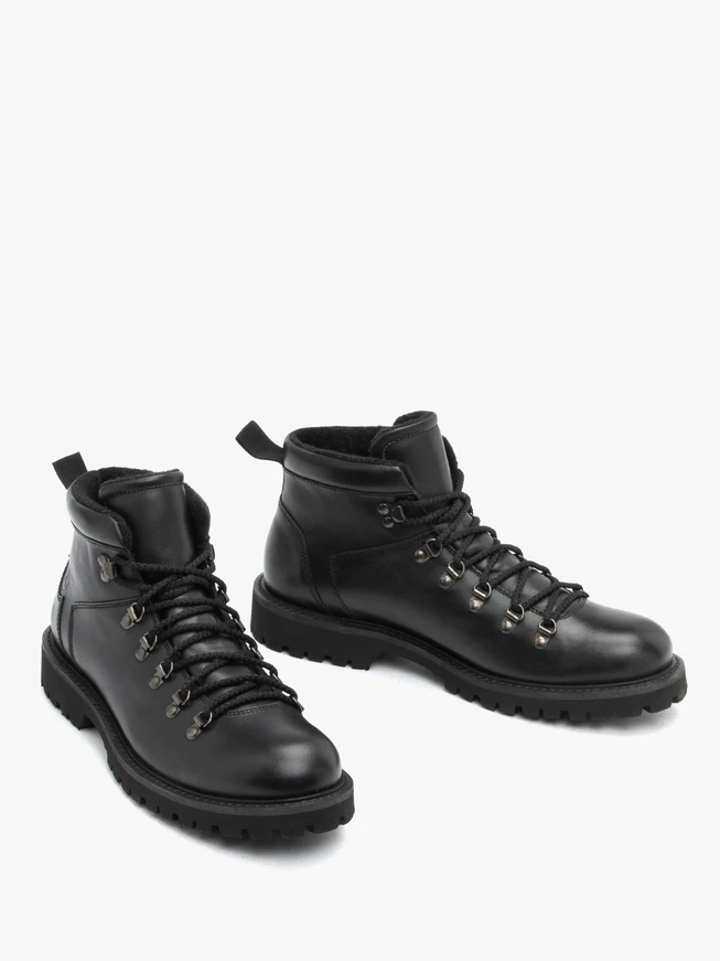 Schwarzer isolierter Vollnarbenlederstiefel