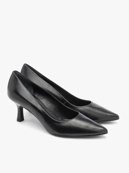 Schwarze Pumps mit lackiertem Stilettoabsatz