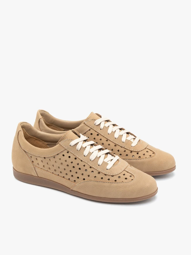 Halbschuhe aus sandfarbenem Nubukleder mit Perforationen