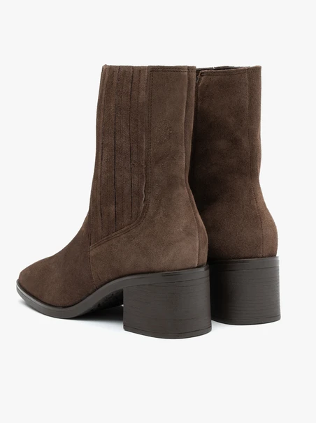 Braune Stiletto-Absätze mit Nähten